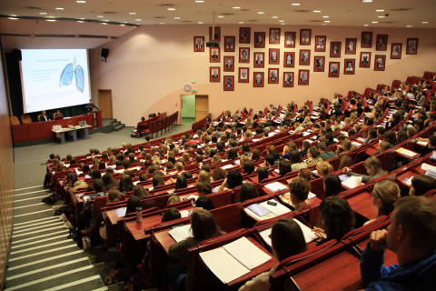 Polska na drodze do marnowania miliarda złotych rocznie na kształcenie nadmiarowych lekarzy